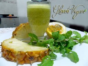 Suco de maracujá com abacaxí e hortelã