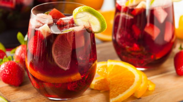 Água aromatizada de morangos e laranja Fácil para fazer em casa