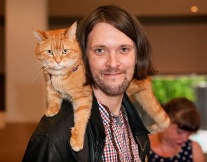 Amizade entre ex-sem-abrigo e gato dá origem a livro