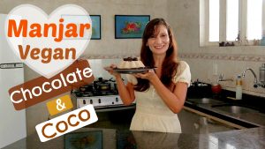Receita de MANJAR VEGANO DE COCO E CHOCOLATE – Com Calda de Ameixa