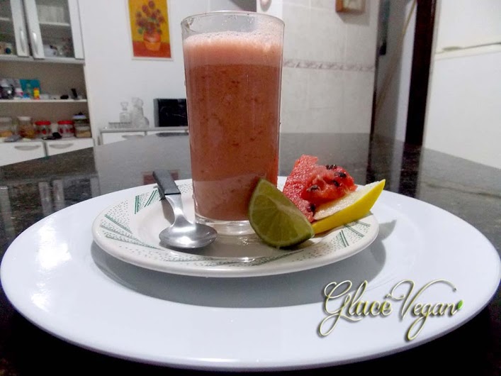 Suco de melancia, melão, limão com aveia