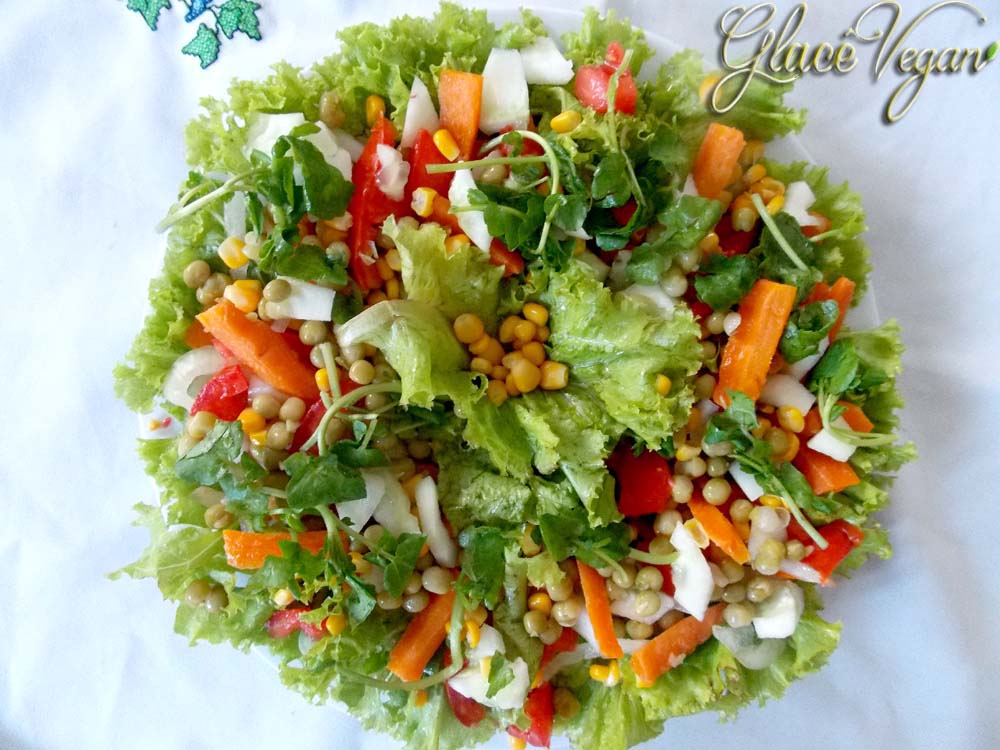 Salada de alface, ervilha, milho, tomate, pepino e cenoura