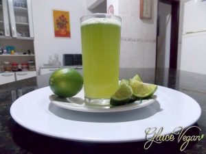 Suco super refrescante de limão com hortelã e gengibre