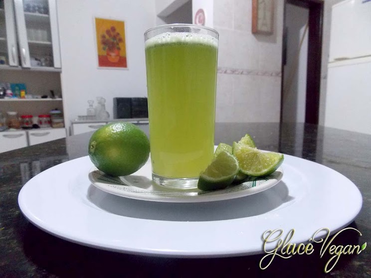Suco super refrescante de limão com hortelã e gengibre