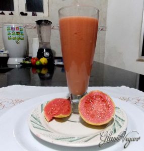 Suco de goiaba com leite de amêndoas