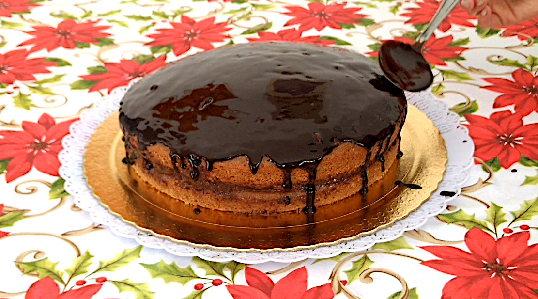 Cobertura de Chocolate no Bolo de Nozes Brilho KatiaVegana