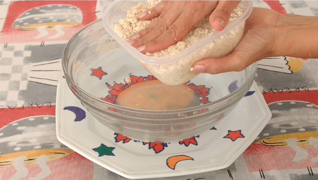 TOFU AMASSANDO A SOJA COM A MAO KATIAVEGANA