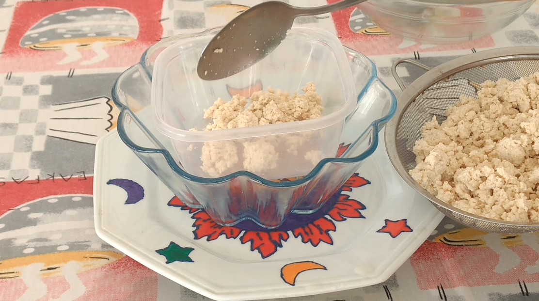TOFU COLOCANDO NA VASILHA COM FURINHOS