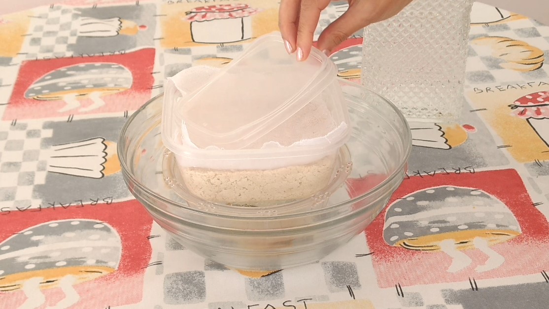 TOFU COLOCANDO PANINHO TAMPA E GARRAFA KATIAVEGANA