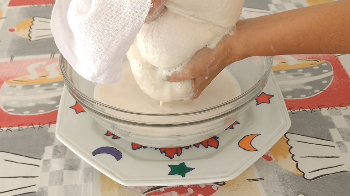 TOFU EXTRAINDO O LEITE DE SOJA KATIAVEGANA