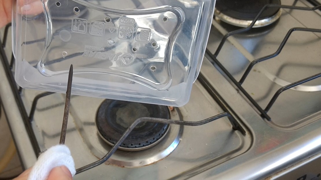 TOFU FAZENDO FURINHOS NA VASILHA KATIAVEGANA