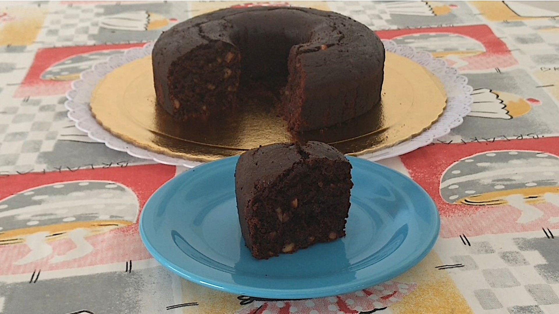 BOLO DE CHOCOLATE COM PASSAS PRATO AZUL KATIAVEGANA