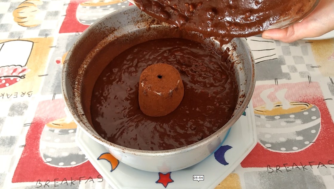 Bolo de Chocolate Vegano com Farinha de Arroz Passas Amendoim Colocando na Forma KatiaVegana