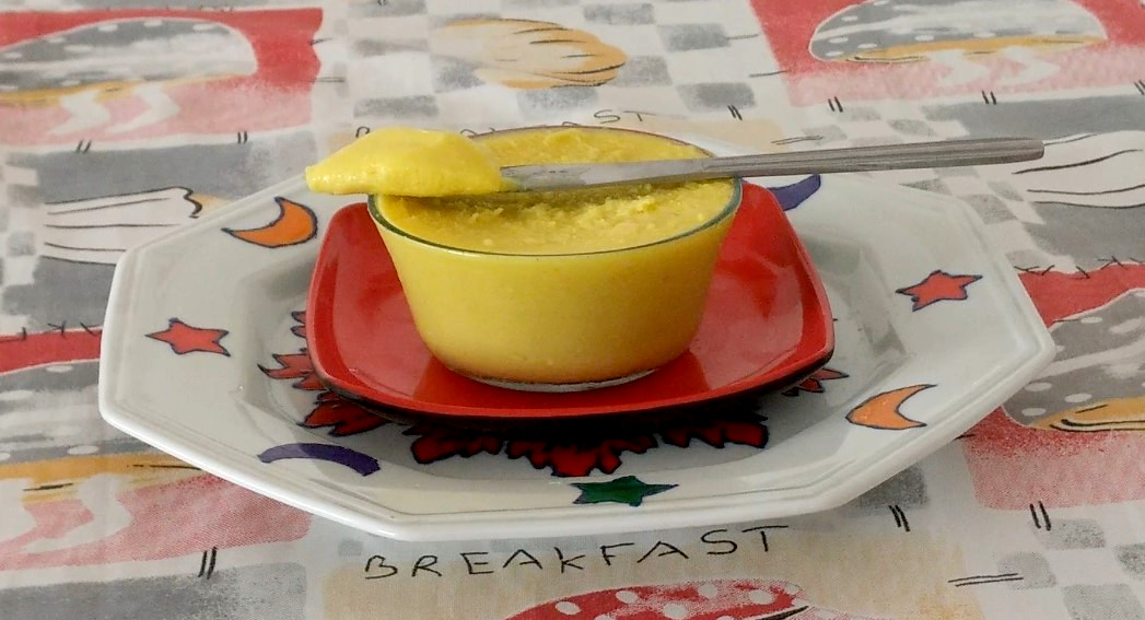 MANTEIGA VEGANA BRILHO COM LEITE DE AMENDOIM NA FACA