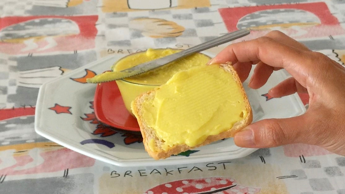MANTEIGA VEGANA BRILHO COM LEITE DE AMENDOIM NA TORRADA KATIA VEGANA