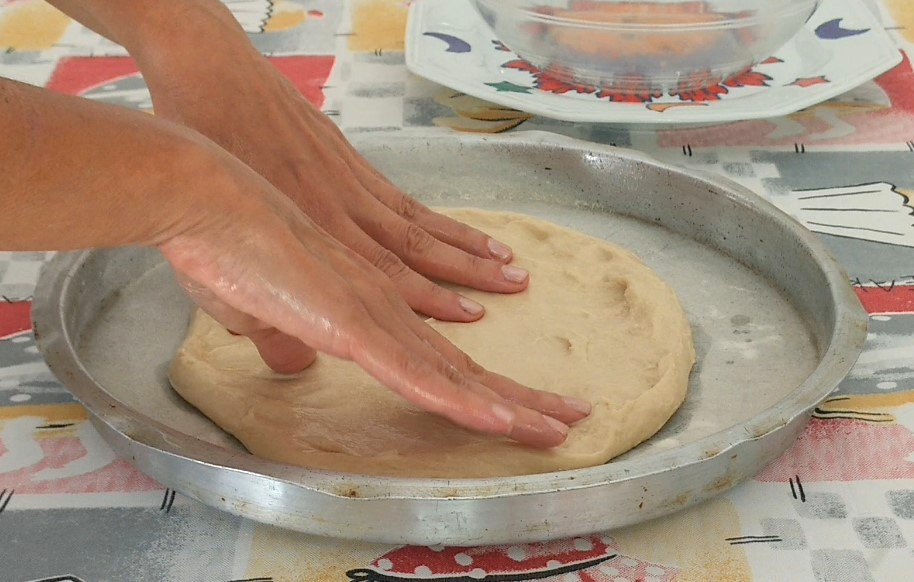 Pizza Vegana Espalhando a Massa na Forma Brilho KatiaVegana