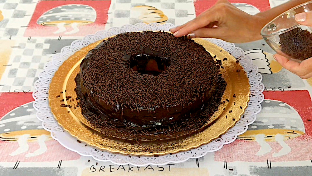 BOLO CENOURA BRILHO KATIA VEGANA COCO CONFEITO