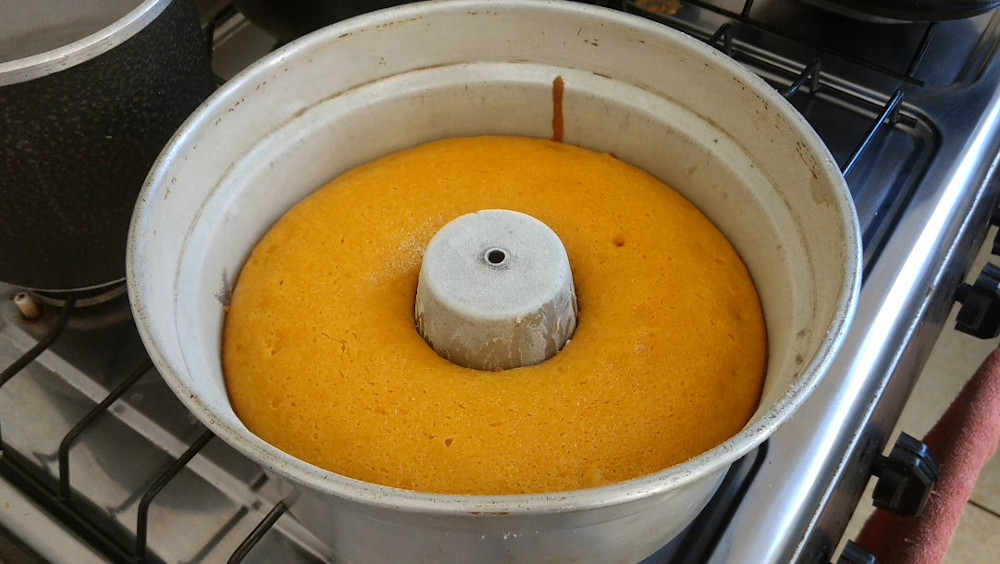 BOLO CENOURA BRILHO KATIA VEGANA COCO NA FORMA