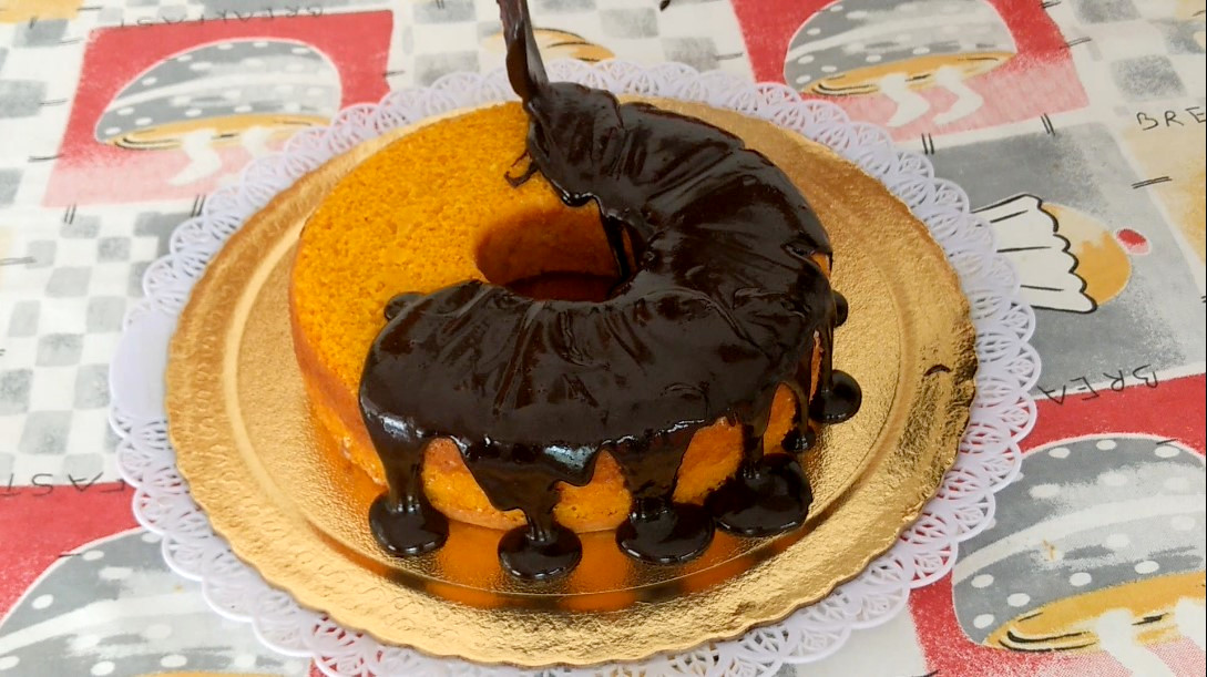 BOLO CENOURA BRILHO LARANJA COLOCANDO A COBERTURA KATIA VEGANA