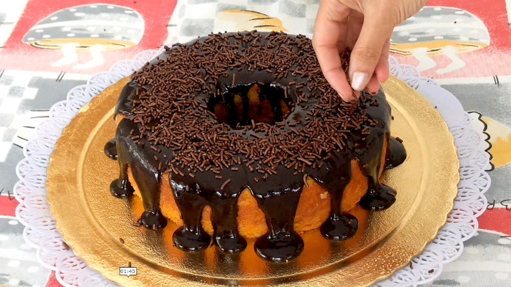 BOLO DE CENOURA BRILHO CONFEITO KATIA VEGANA